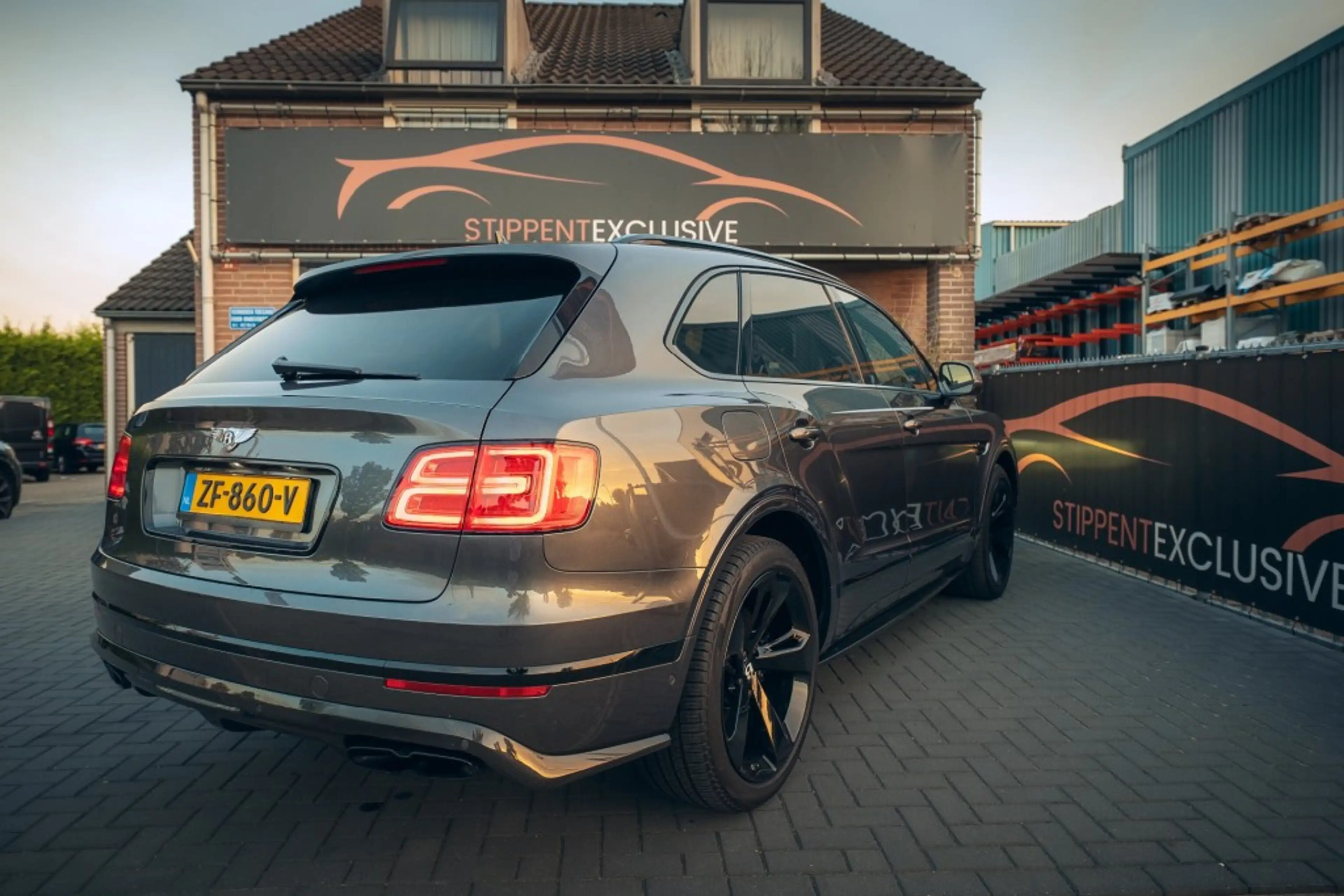 Bentley Bentayga 4.0 V8 Pano, nightvision, softclose, touring pack, — photo 2