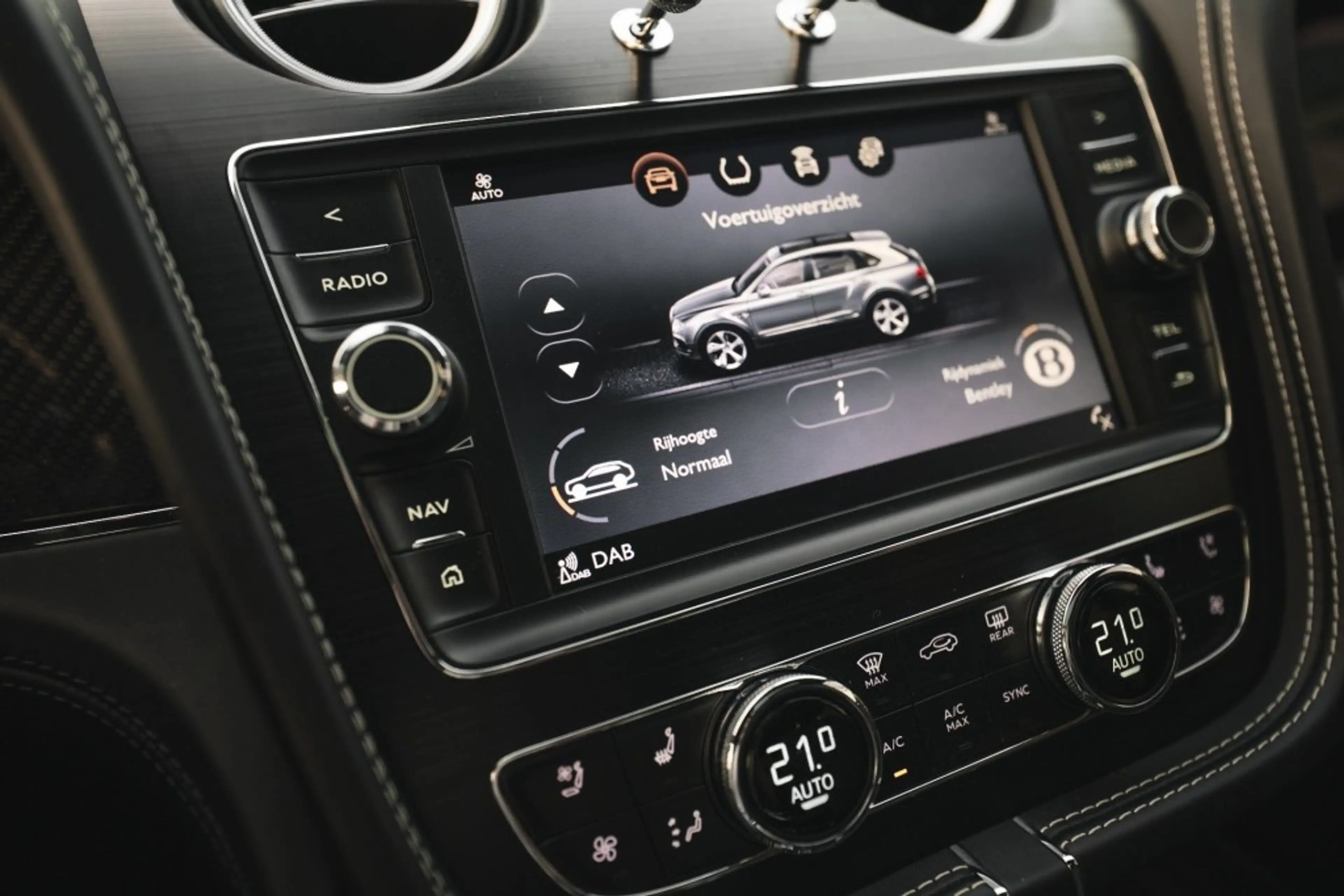 Bentley Bentayga 4.0 V8 Pano, nightvision, softclose, touring pack, — photo 32