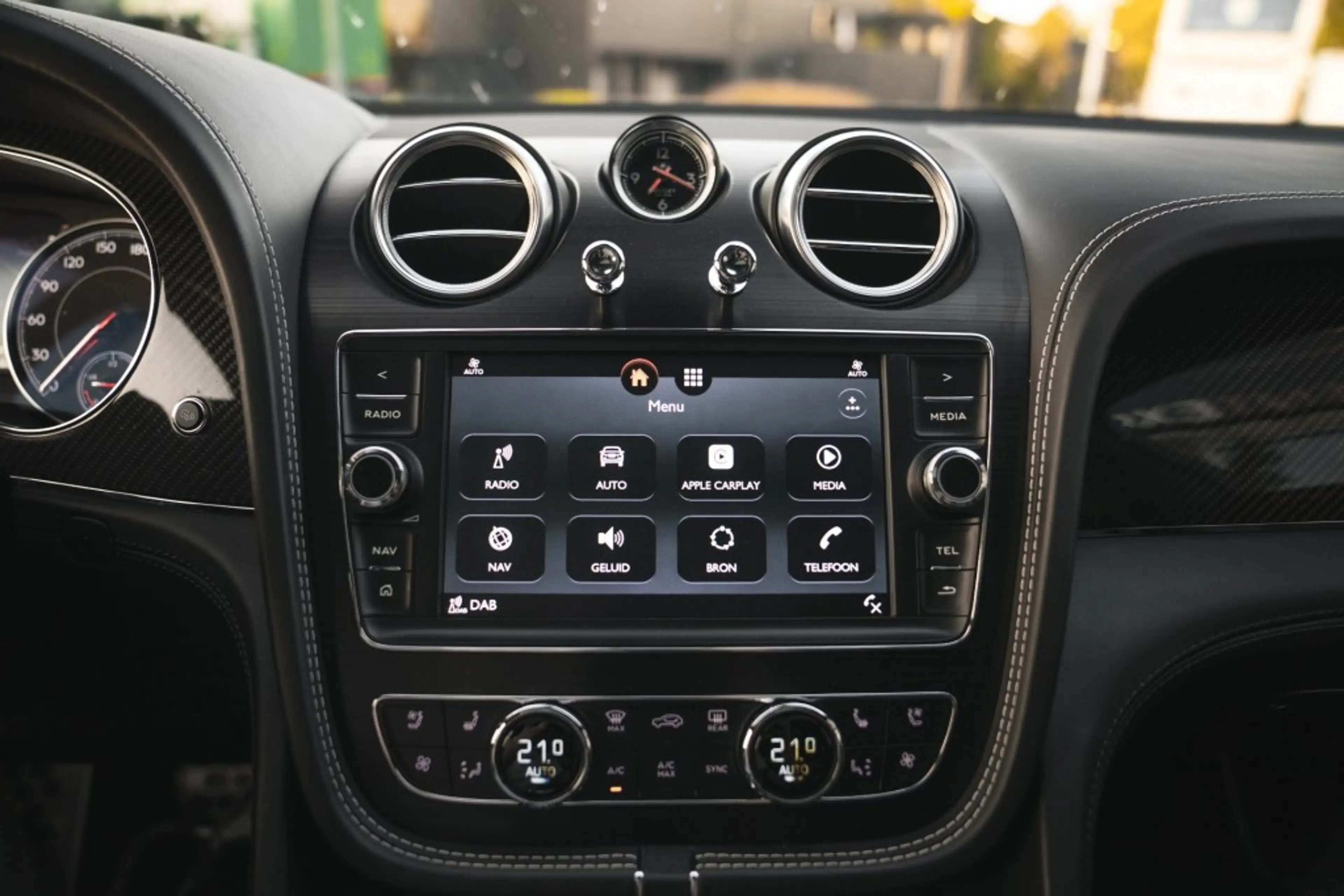 Bentley Bentayga 4.0 V8 Pano, nightvision, softclose, touring pack, — photo 31