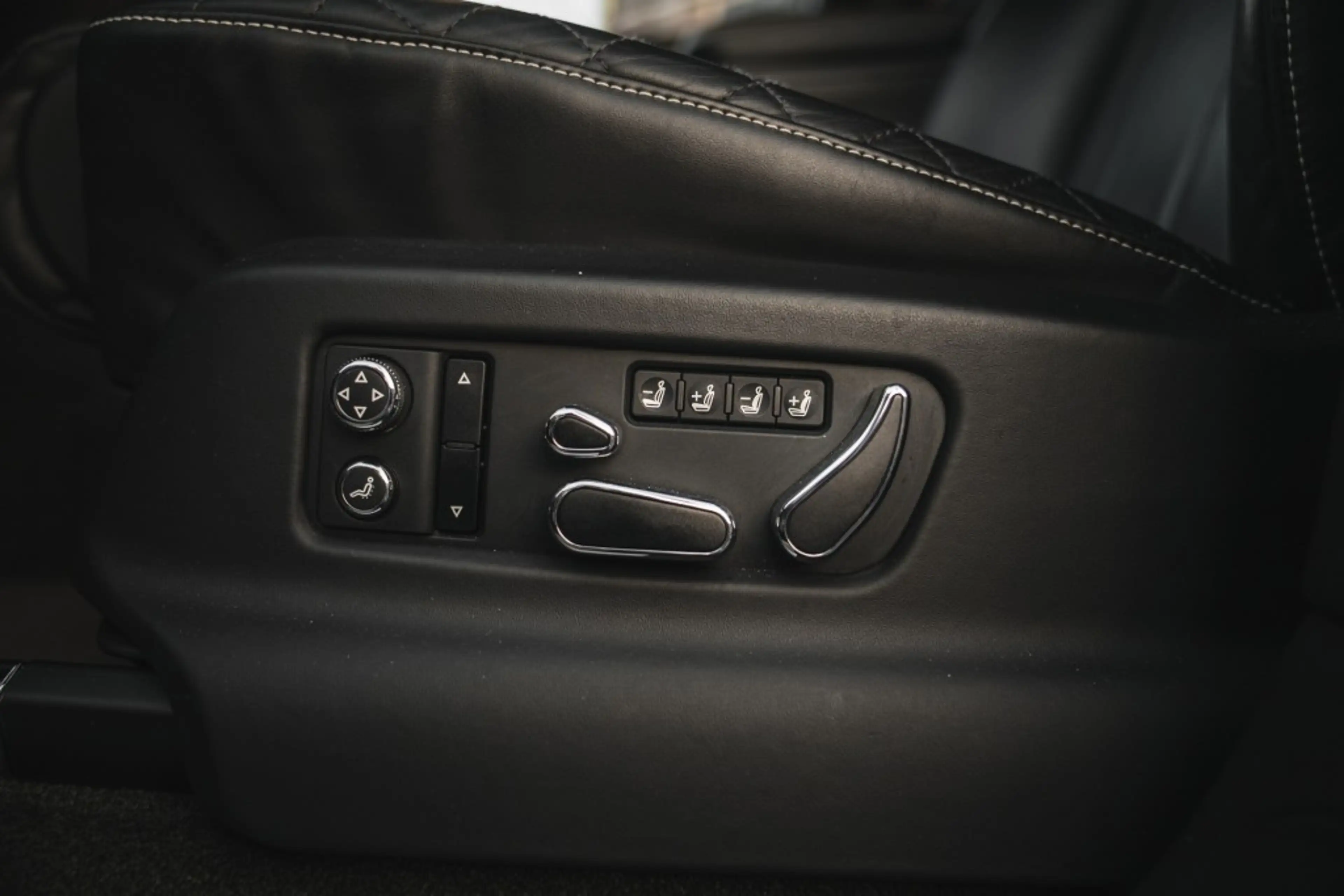 Bentley Bentayga 4.0 V8 Pano, nightvision, softclose, touring pack, — photo 15