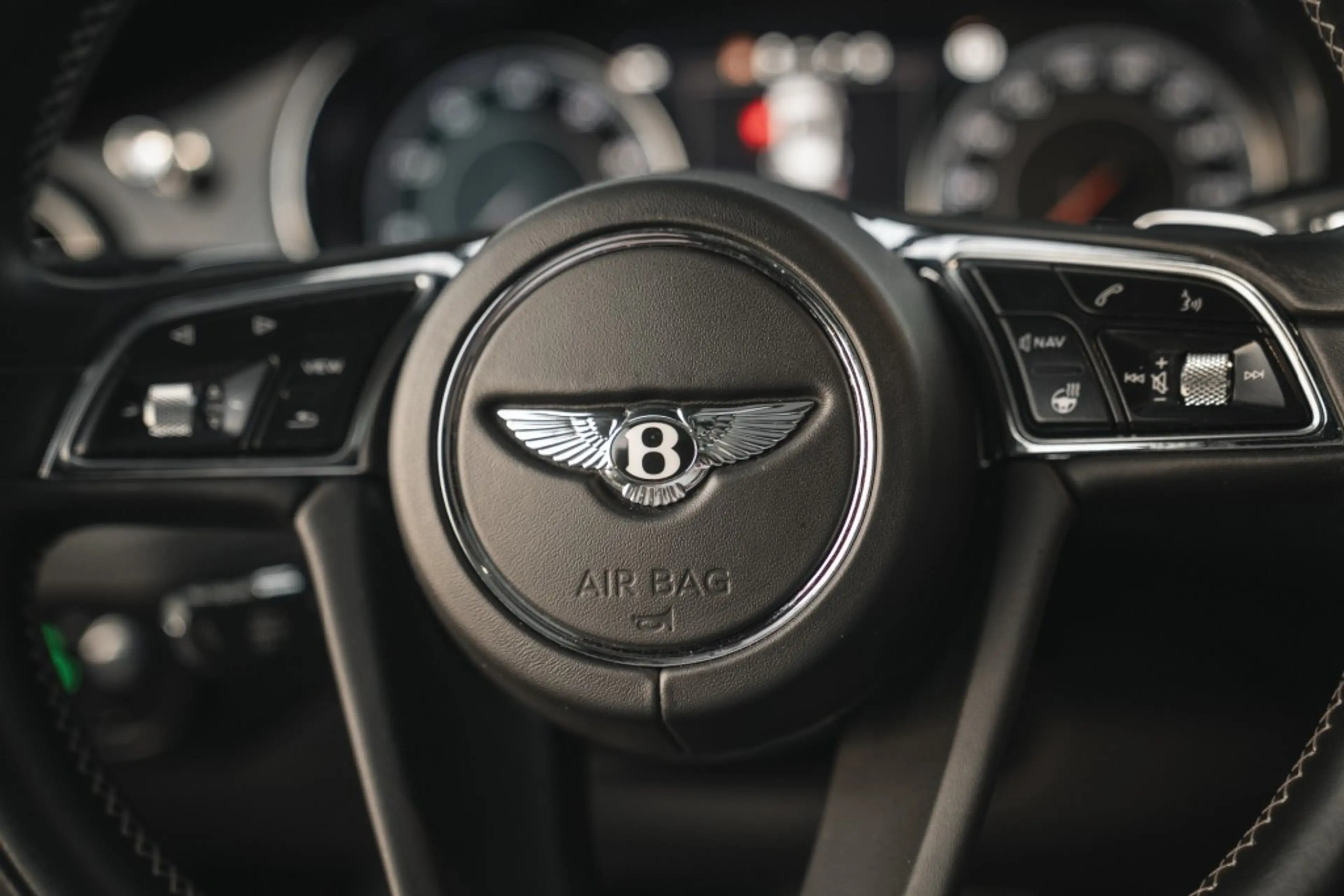 Bentley Bentayga 4.0 V8 Pano, nightvision, softclose, touring pack, — photo 26