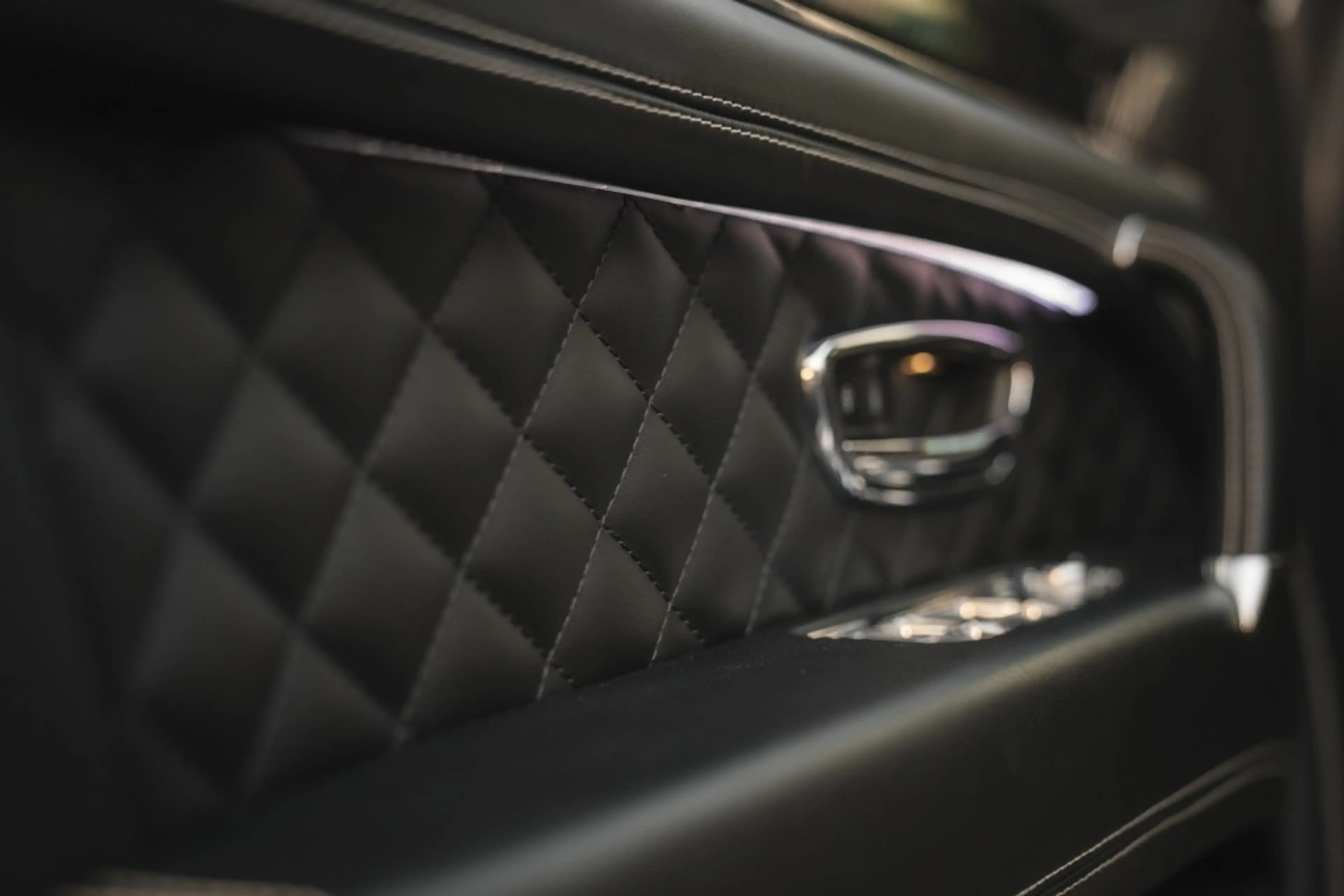 Bentley Bentayga 4.0 V8 Pano, nightvision, softclose, touring pack, — photo 18