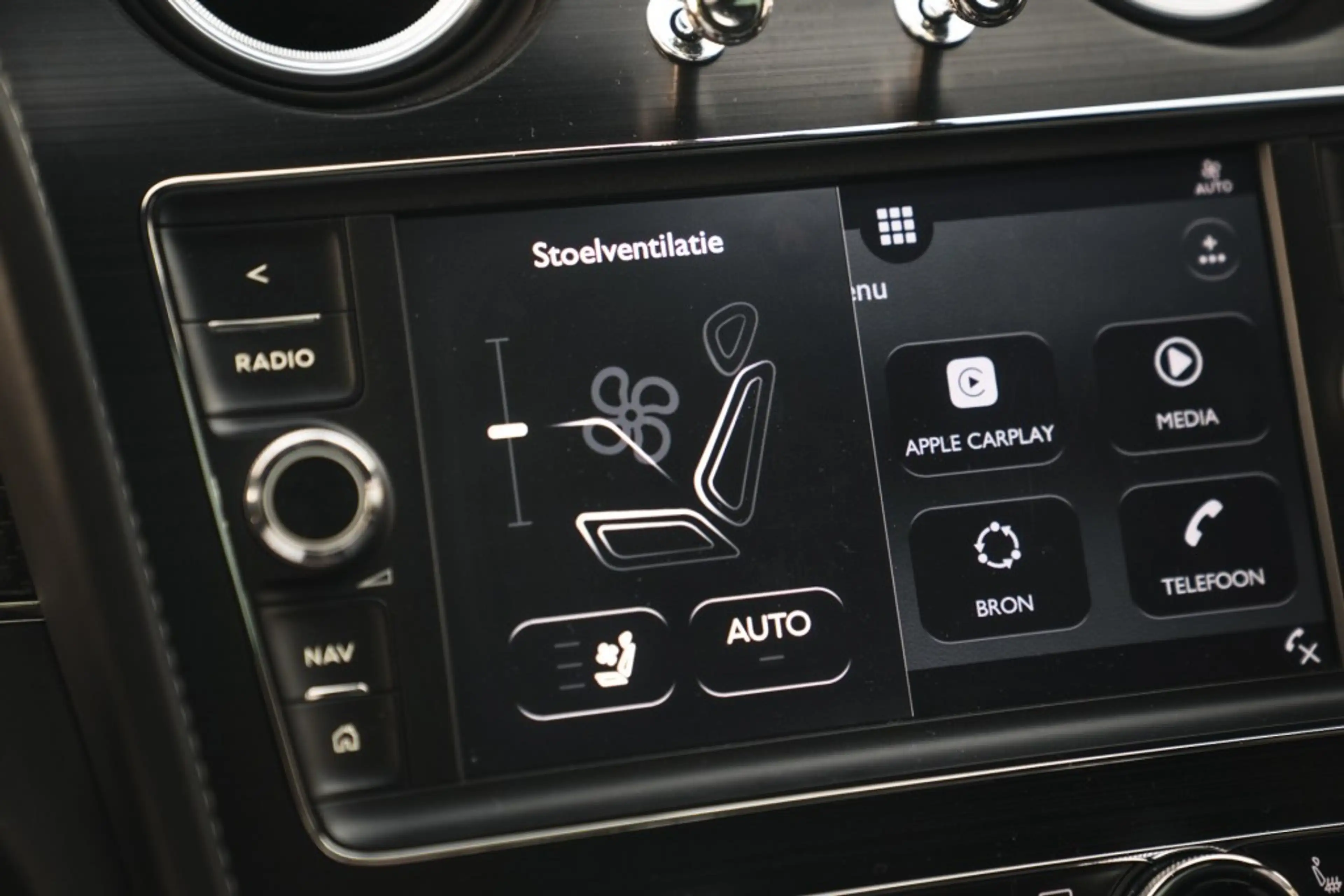 Bentley Bentayga 4.0 V8 Pano, nightvision, softclose, touring pack, — photo 38