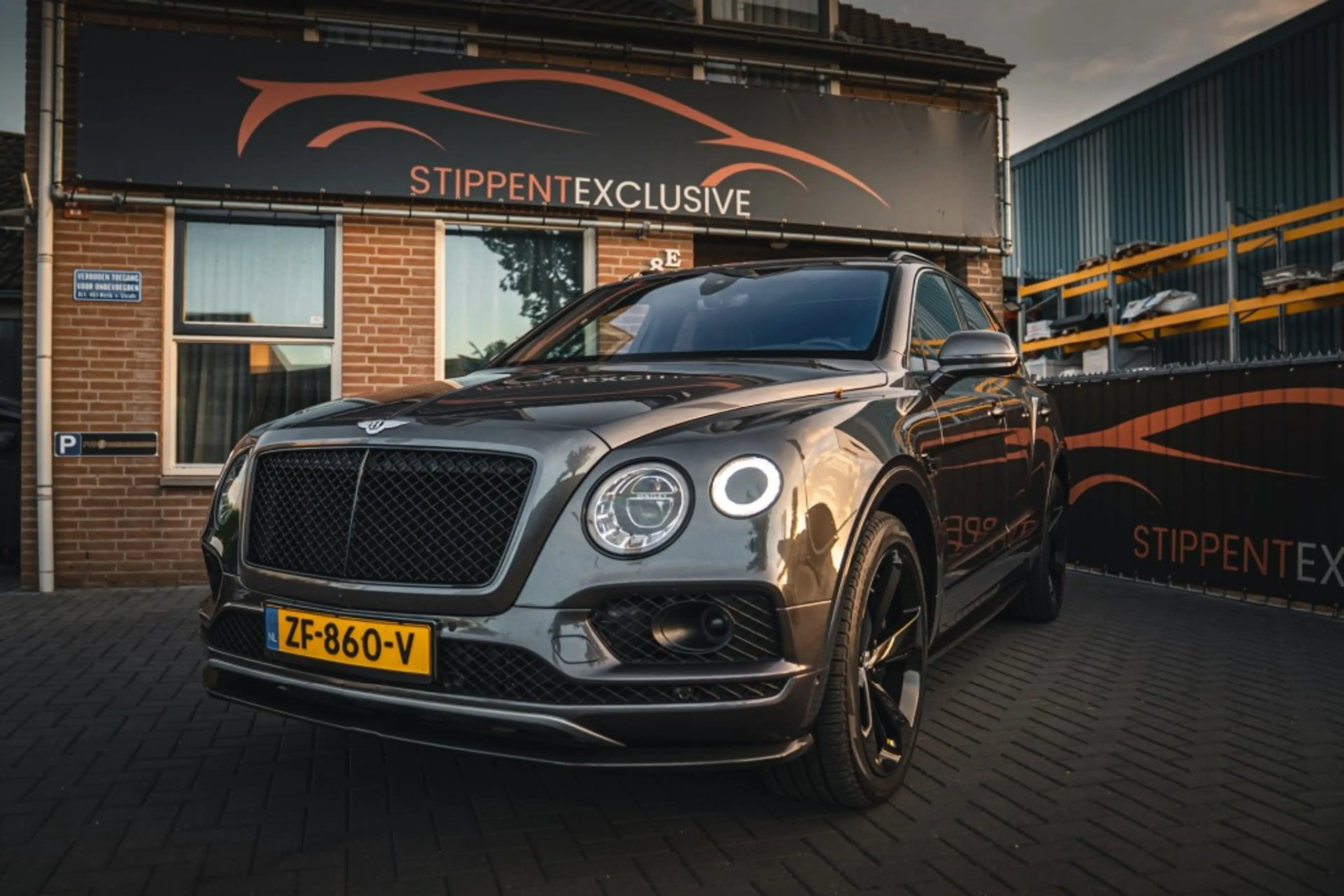 Bentley Bentayga 4.0 V8 Pano, nightvision, softclose, touring pack, — photo 5