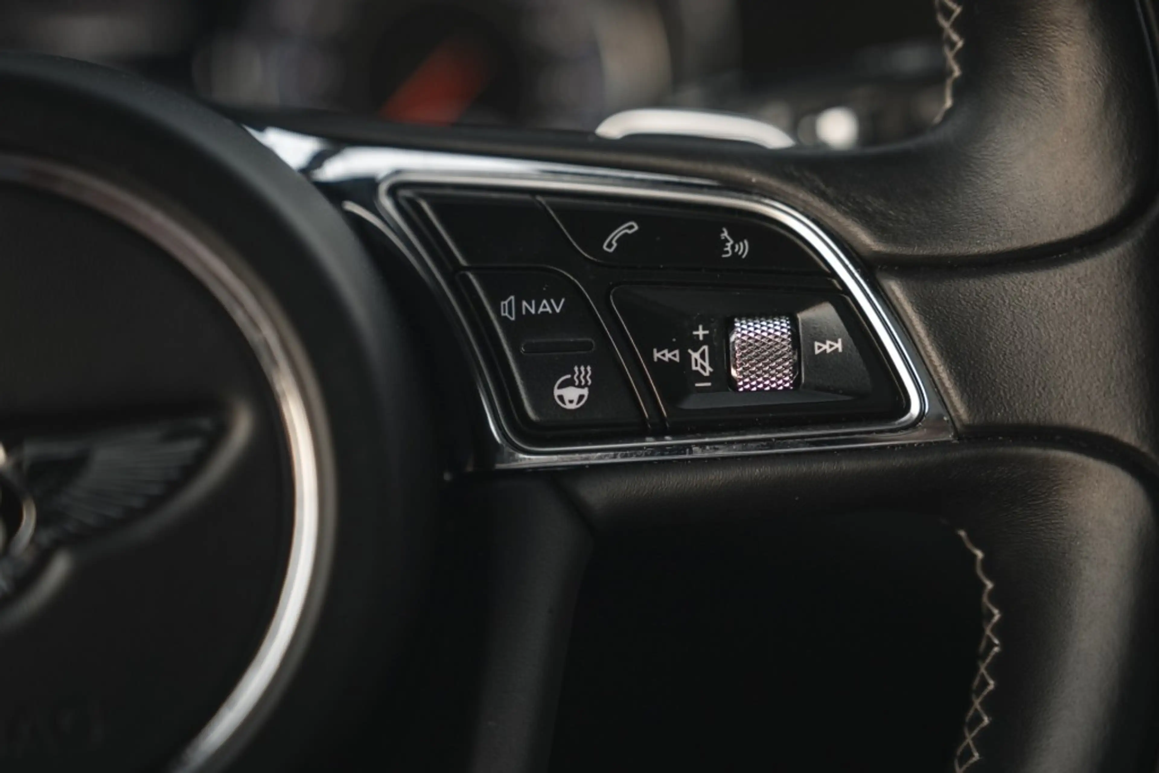 Bentley Bentayga 4.0 V8 Pano, nightvision, softclose, touring pack, — photo 25