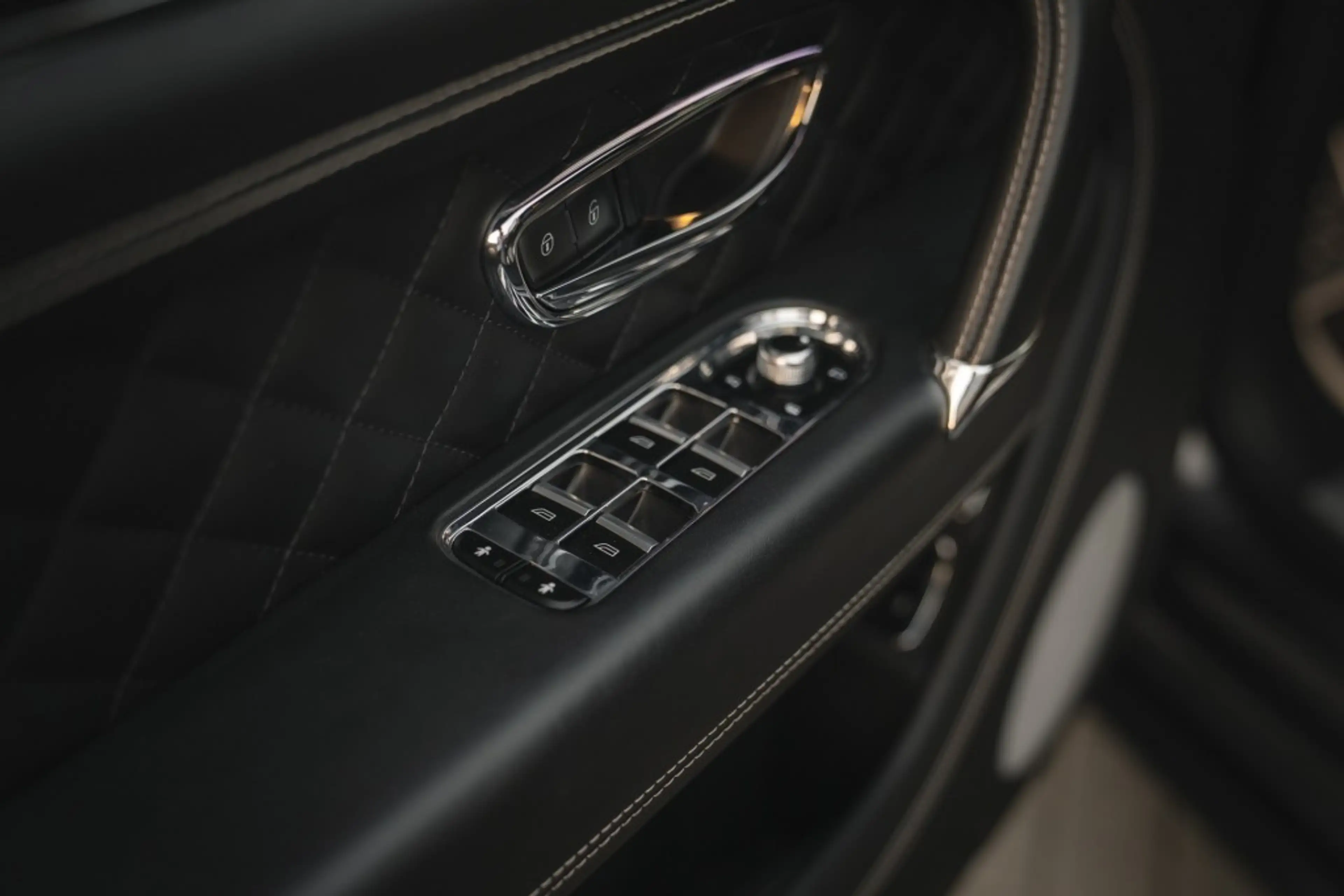 Bentley Bentayga 4.0 V8 Pano, nightvision, softclose, touring pack, — photo 17