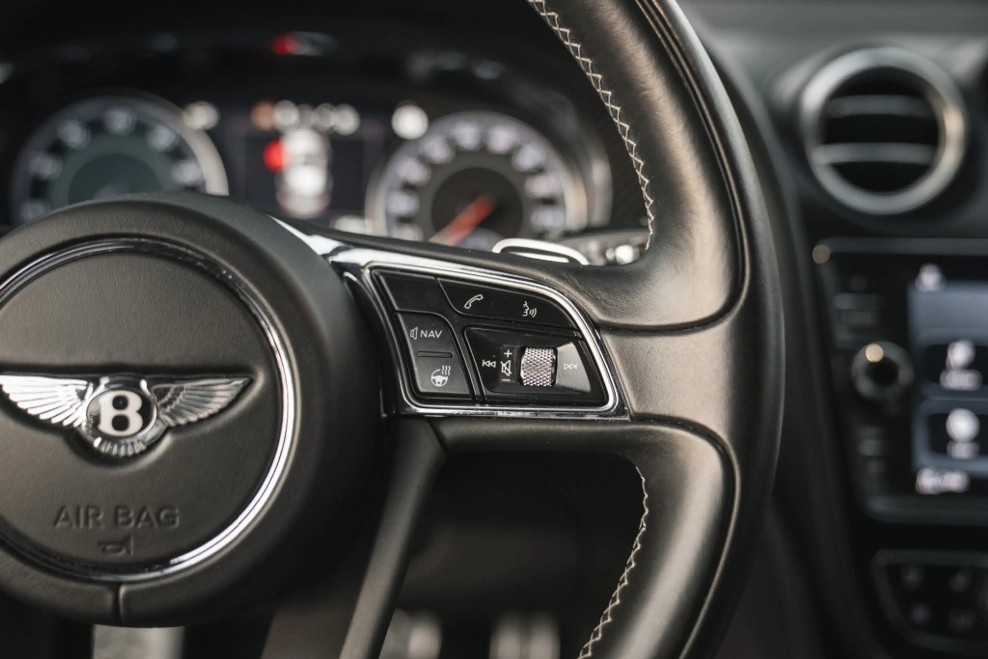 Bentley Bentayga 4.0 V8 Pano, nightvision, softclose, touring pack, — photo 24