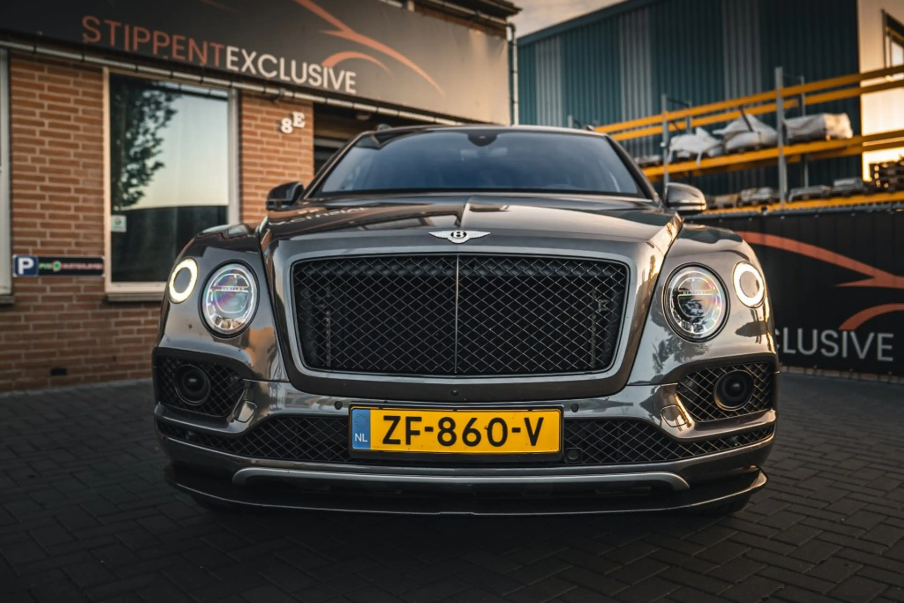 Bentley Bentayga 4.0 V8 Pano, nightvision, softclose, touring pack, — photo 6