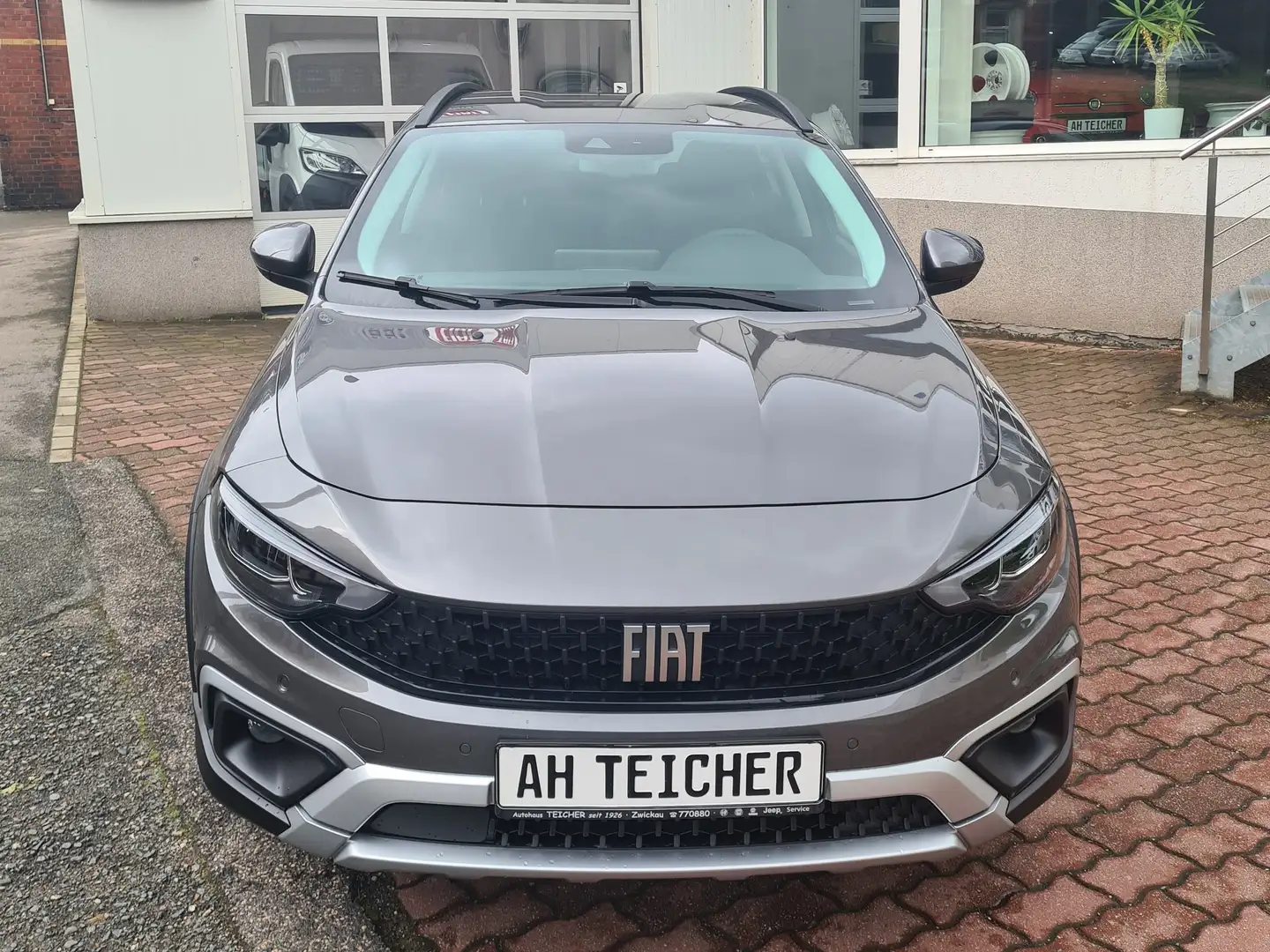Fiat Tipo Cross Hybrid 1.5 GSE MY23 DCT Gris - 1