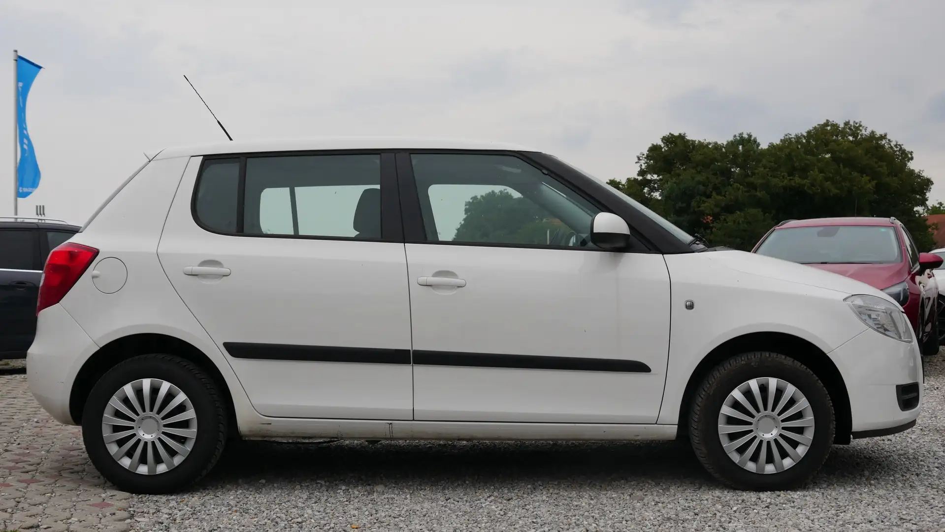 Skoda Fabia 1.6 Einparkhilfesen Klimaautomatik Tempomat IsoFix Weiß - 2