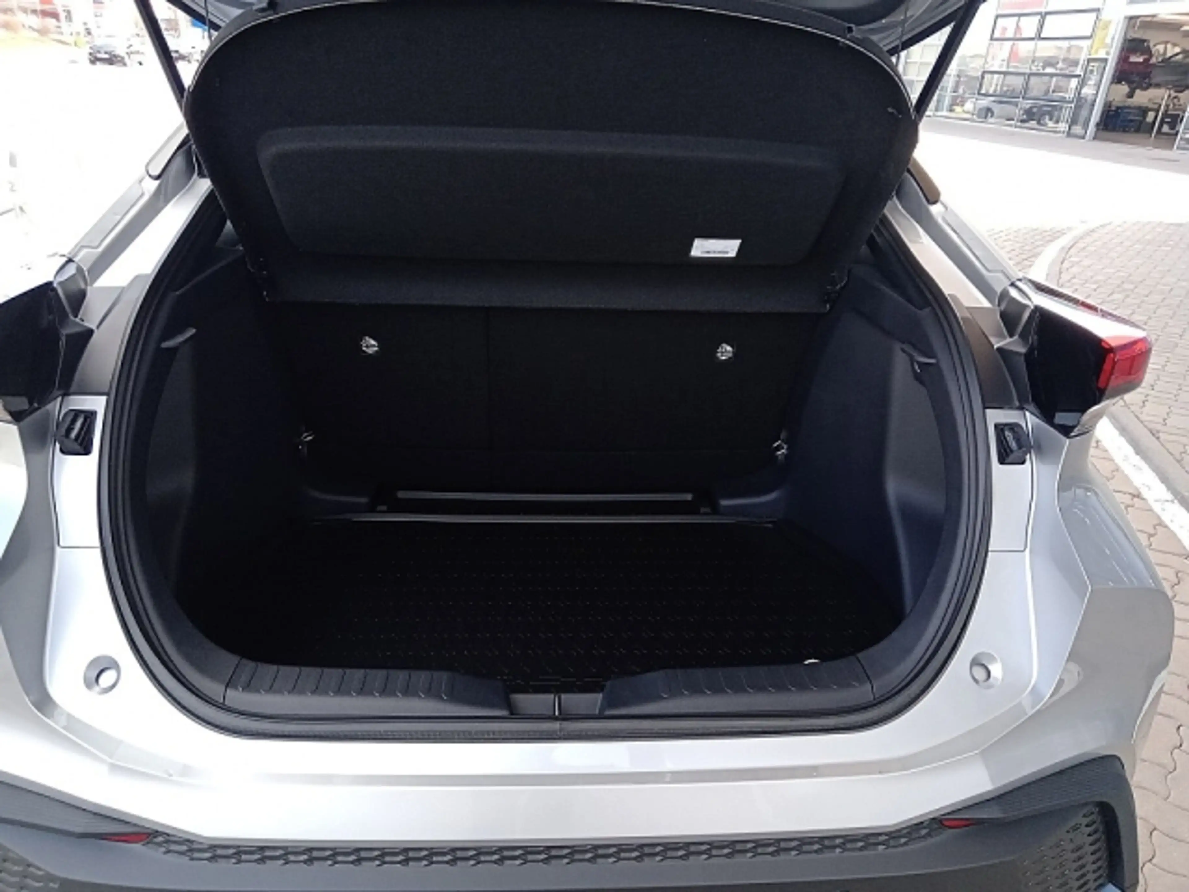 Toyota C-HR 1,8 Hybrid E-CVT Active Drive LED+RADAR+RFK — photo 11