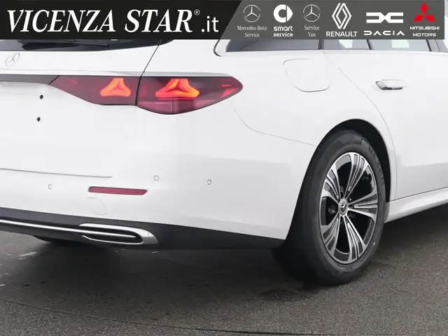 Mercedes-Benz E-Class view 4