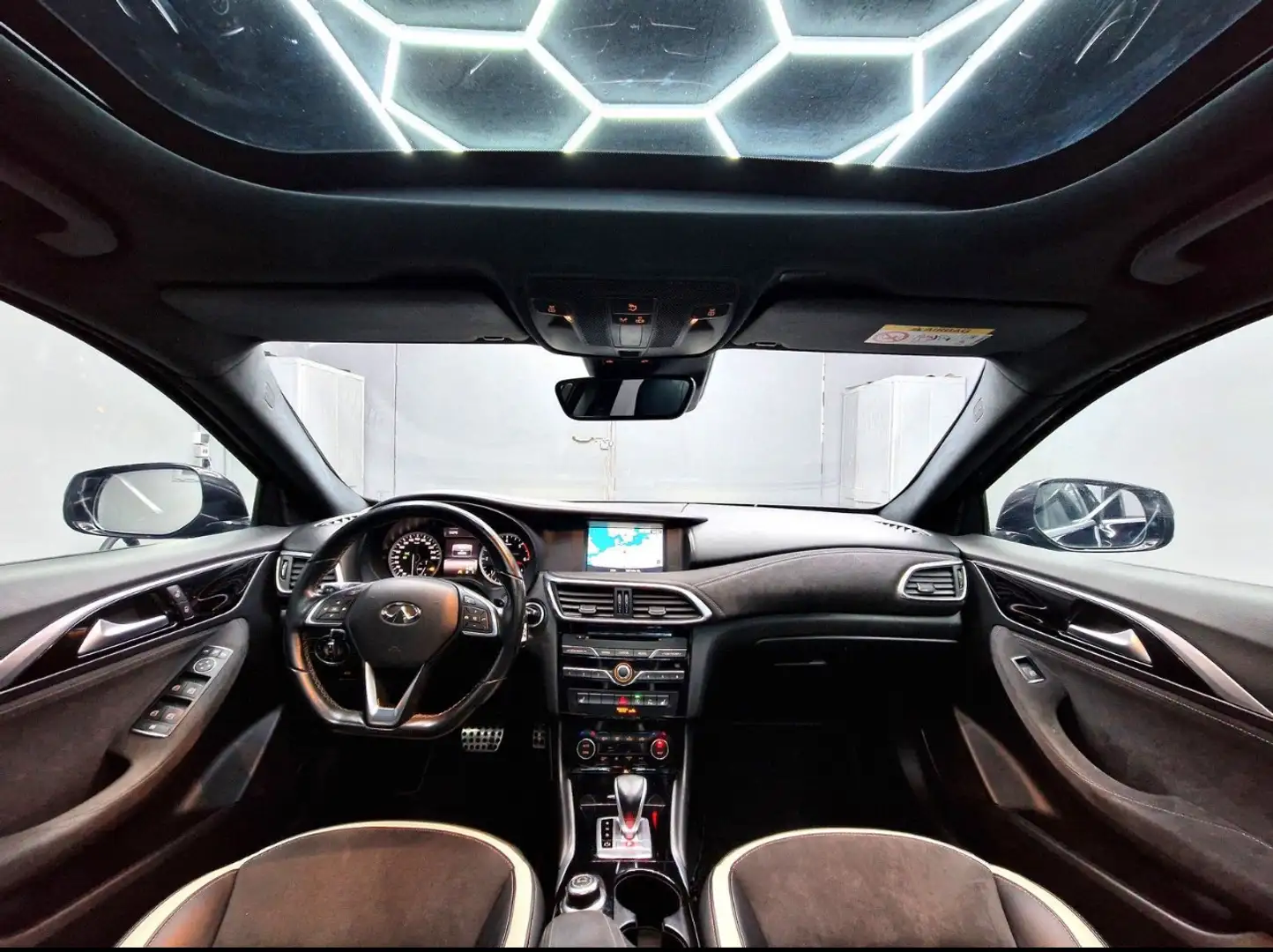 Infiniti Q30 1.6t DCT Sport City Black - 1