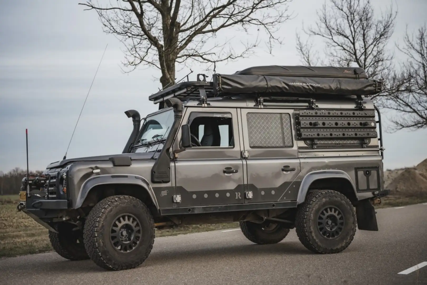 Land Rover Defender X-tech Szary - 2