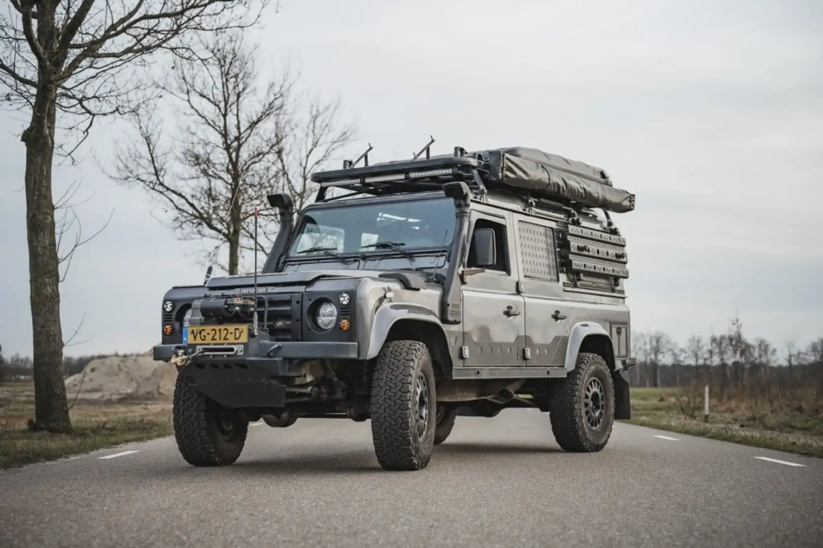Land Rover Defender X-tech Szary - 1