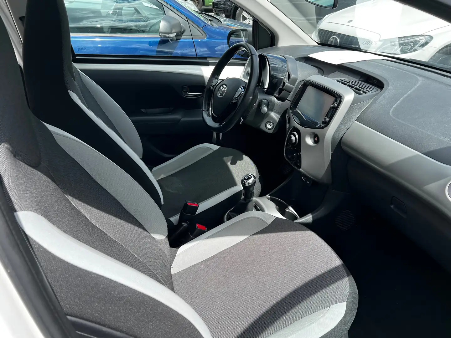 Toyota Aygo x-play touch Weiß - 2