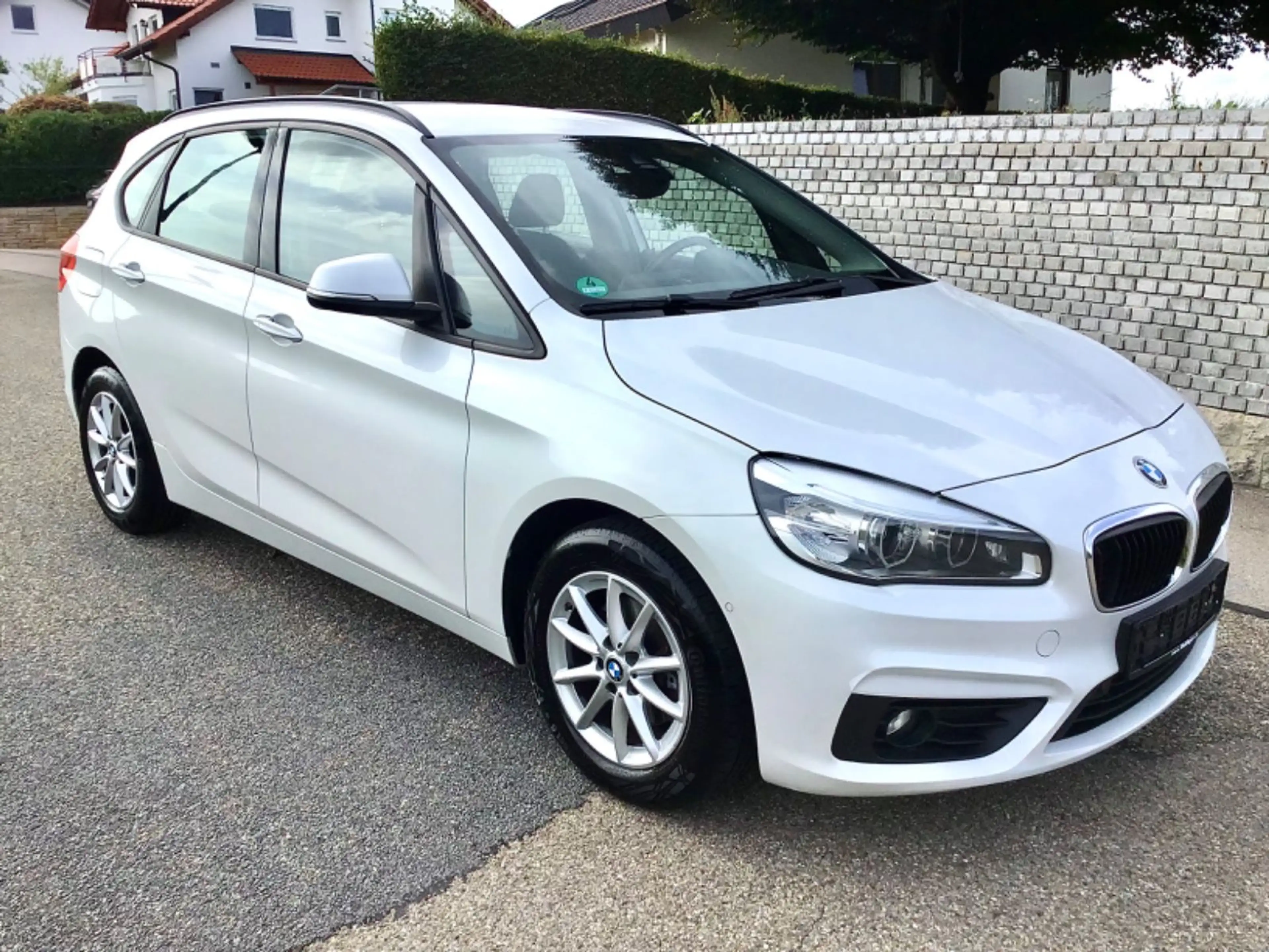 BMW 216 Active Tourer ADVANTAGE - NAVI*LED*PDC*SHZ.*Tempomat *Designo Weißperlmut !