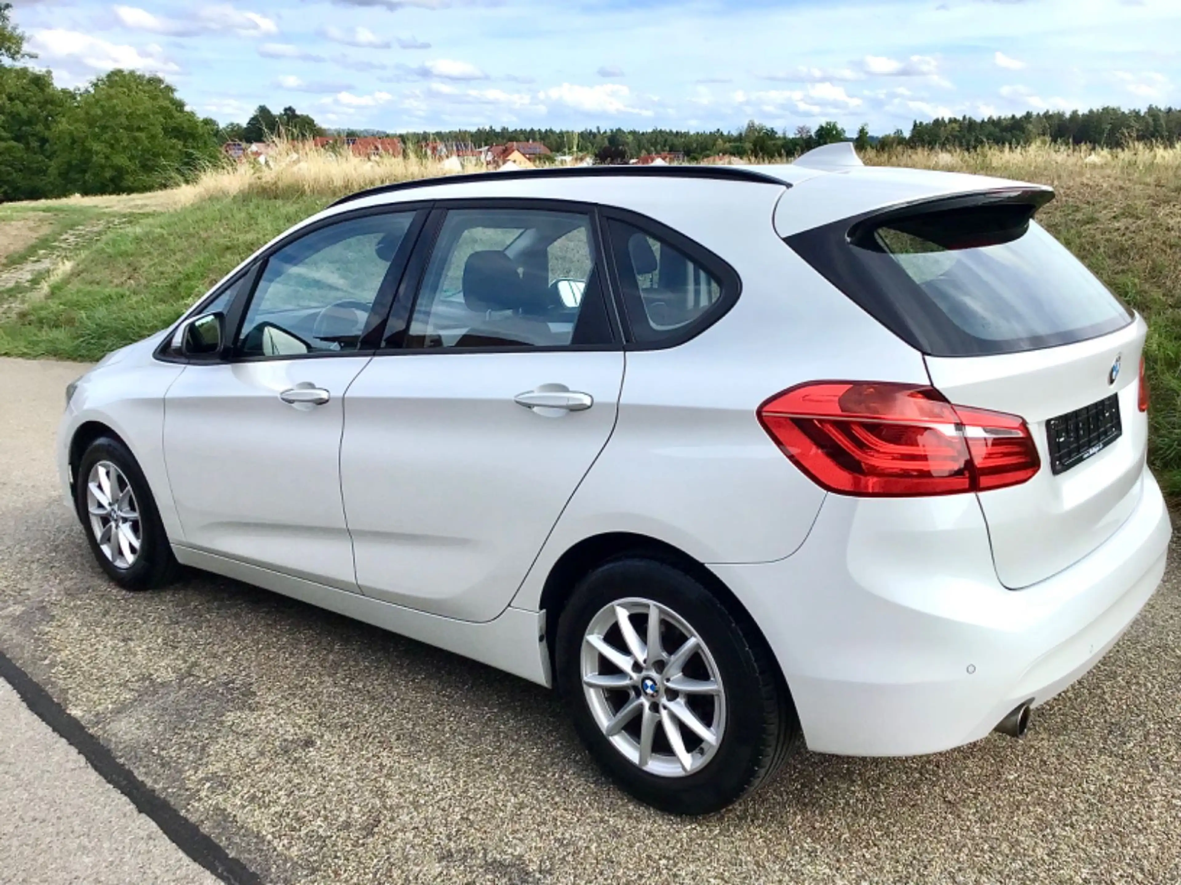 BMW 216 Active Tourer ADVANTAGE - NAVI*LED*PDC*SHZ.*Tempomat *Designo Weißperlmut ! — photo 2
