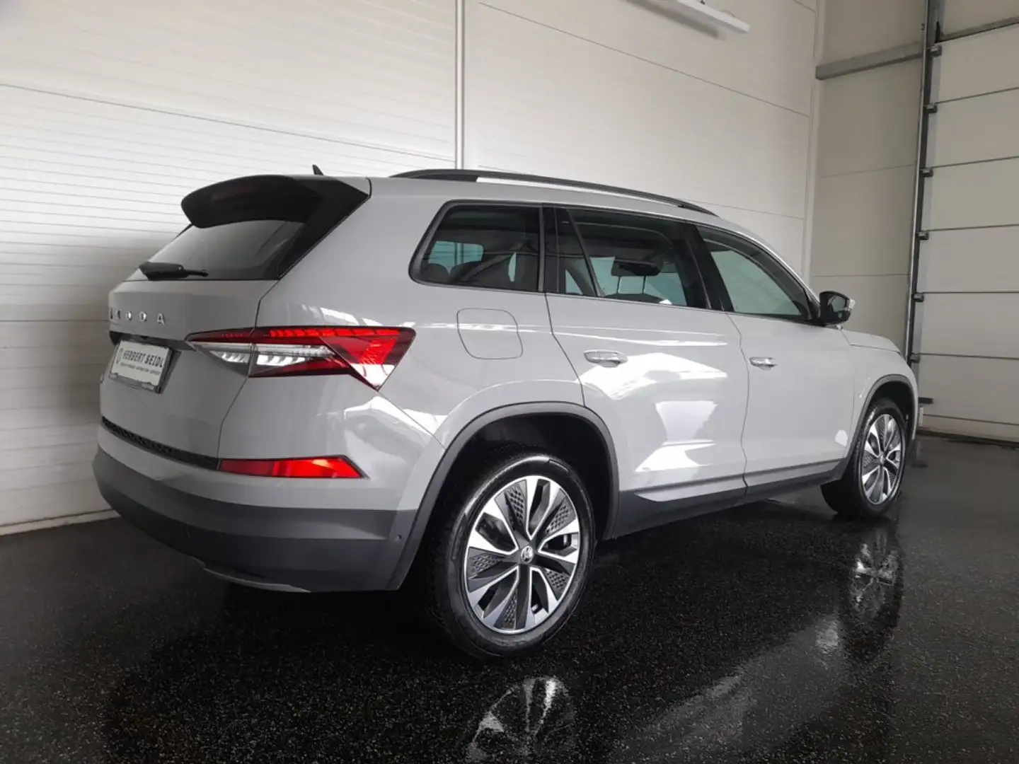 Skoda Kodiaq TOUR 2,0 TDI DSG *MATRIX-LED / 19 ZOLL / VIRTUELL / NAVI / AHV & KAMERA / ACC / E-KLAPPE / KEYLESS* Grau - 2