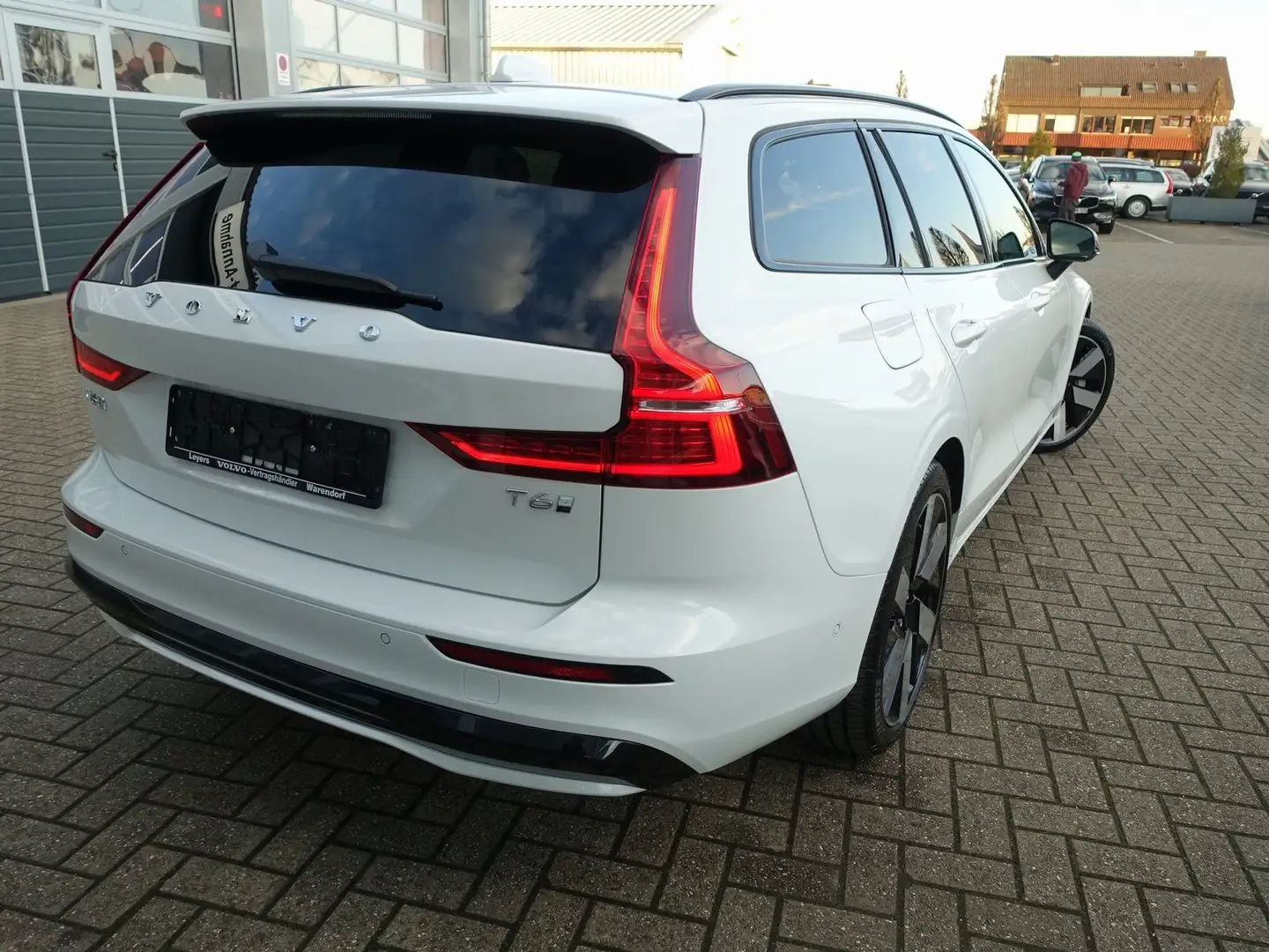 Volvo V60 Plus Dark T6 AWD/H&K/360°/Pano/BLIS/Carplay Weiß - 2