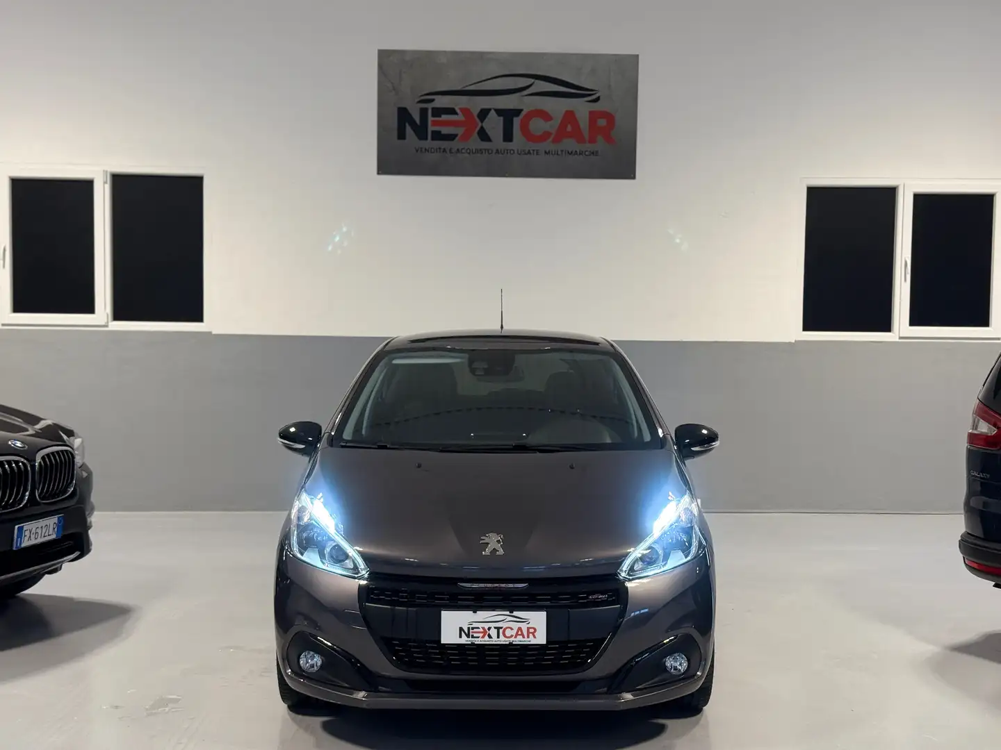 Peugeot 208 5p 1.2 GT Line 30.000KM! Sport Grau - 2
