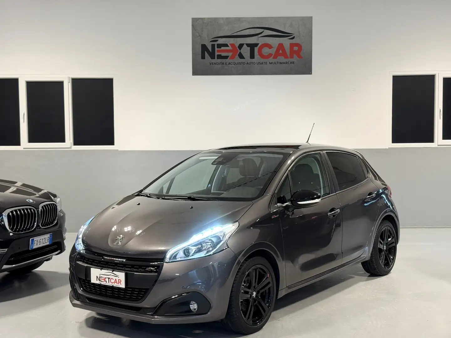 Peugeot 208 5p 1.2 GT Line 30.000KM! Sport Grau - 1