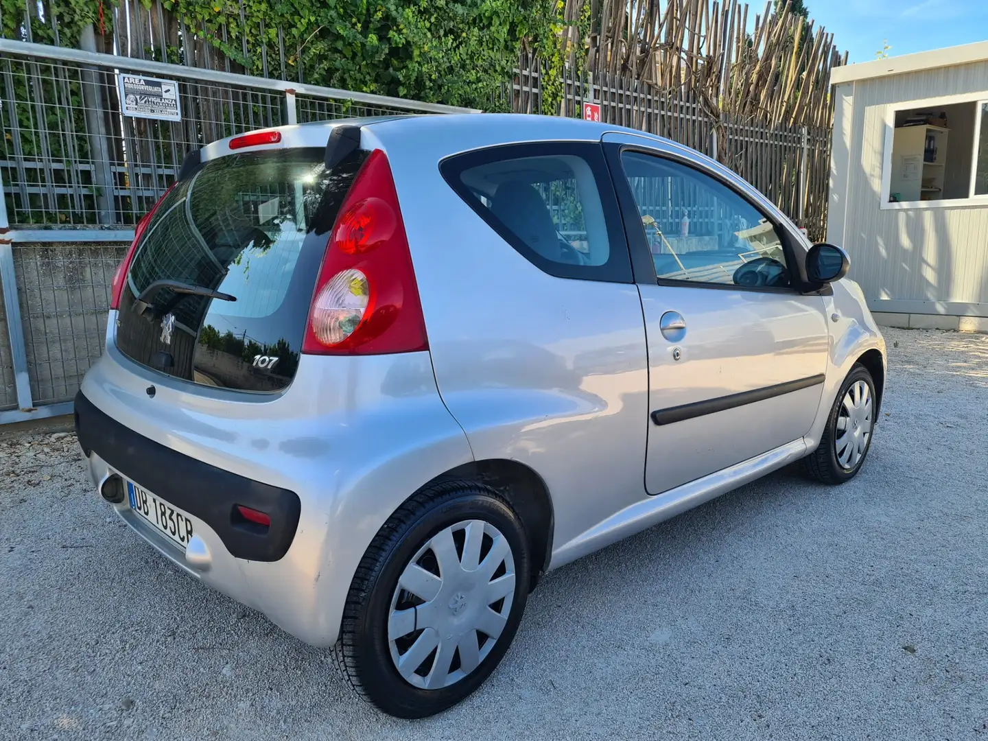 Peugeot 107 1.0 68CV 3p. Plaisir Plateado - 2
