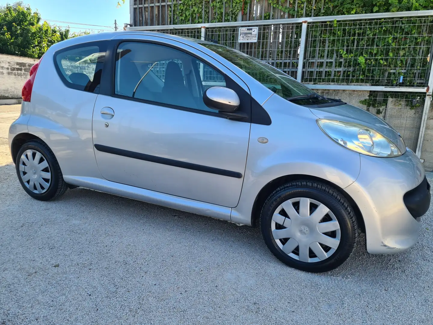 Peugeot 107 1.0 68CV 3p. Plaisir Plateado - 1