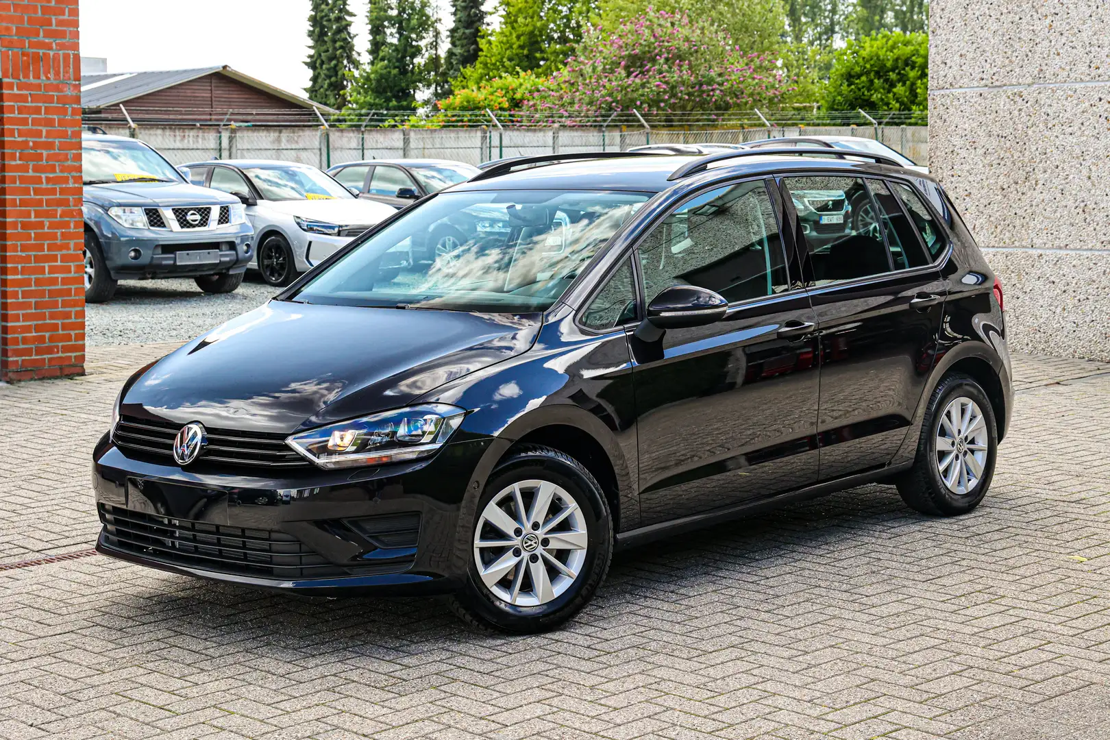 Volkswagen Golf Sportsvan AUTOMAAT*BENZINE*PARKEERSENSOREN-V+A*XENON*AIRCO* Zwart - 1