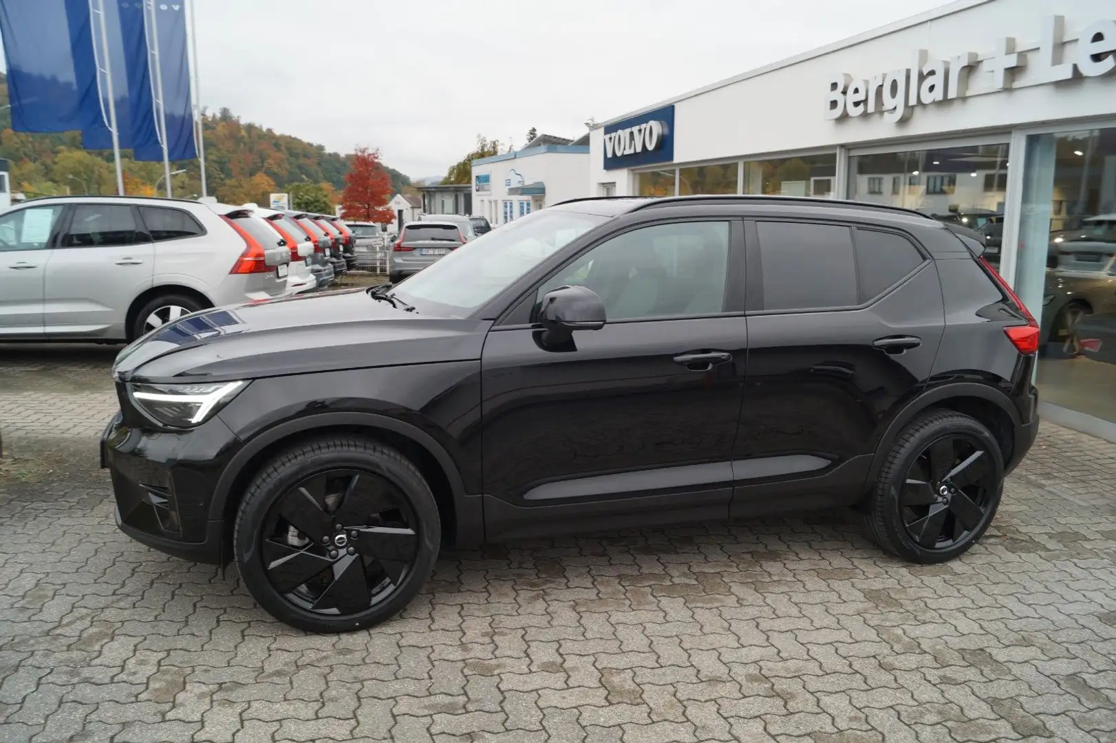 Volvo XC40 B4 Benzin 2WD Plus Black Edit. DKG/Panorama Negro - 2
