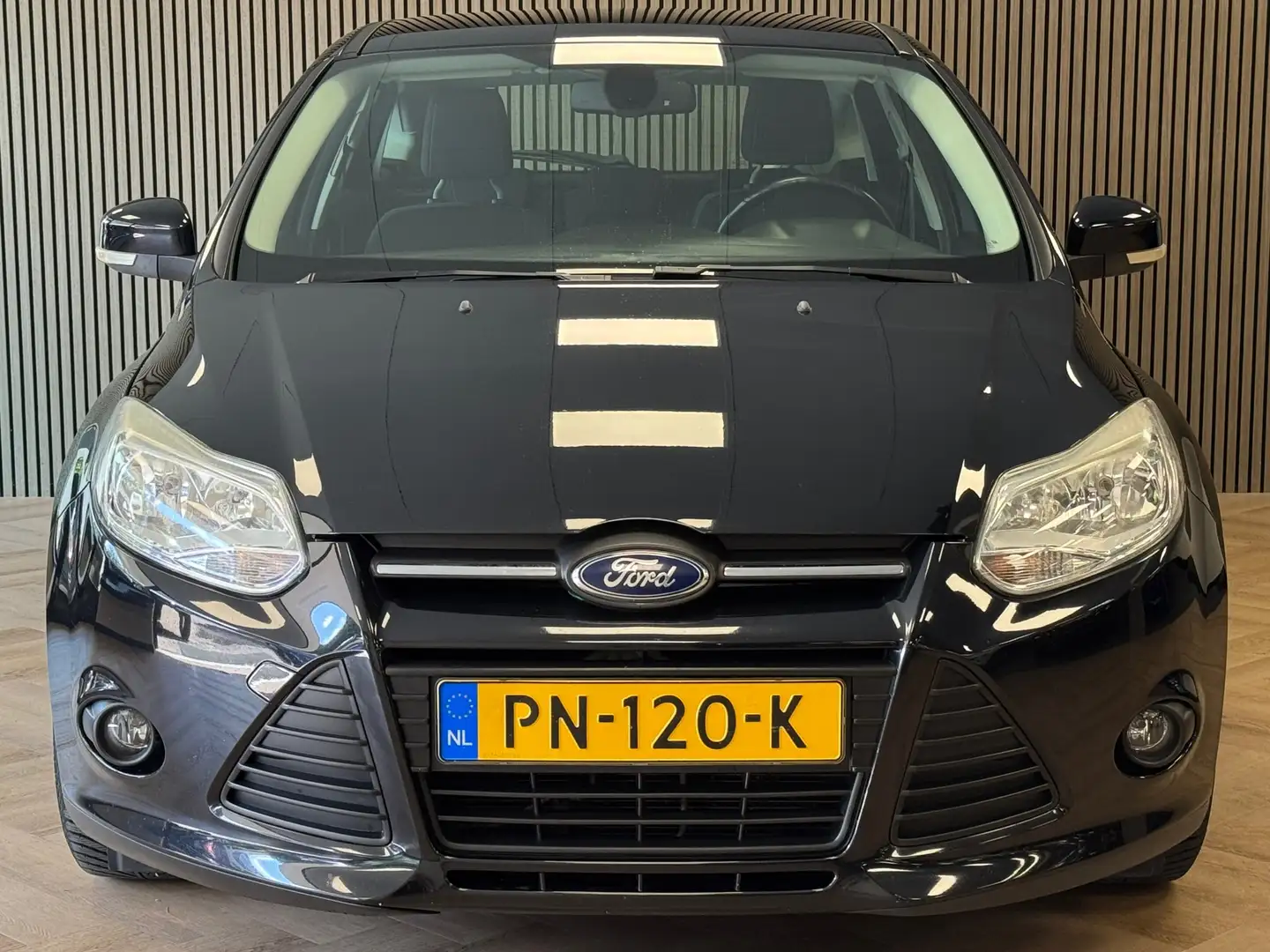 Ford Focus 1.6 TI-VCT Titanium AUT. TREKHAAK CRUISE AIRCO AUX Zwart - 2