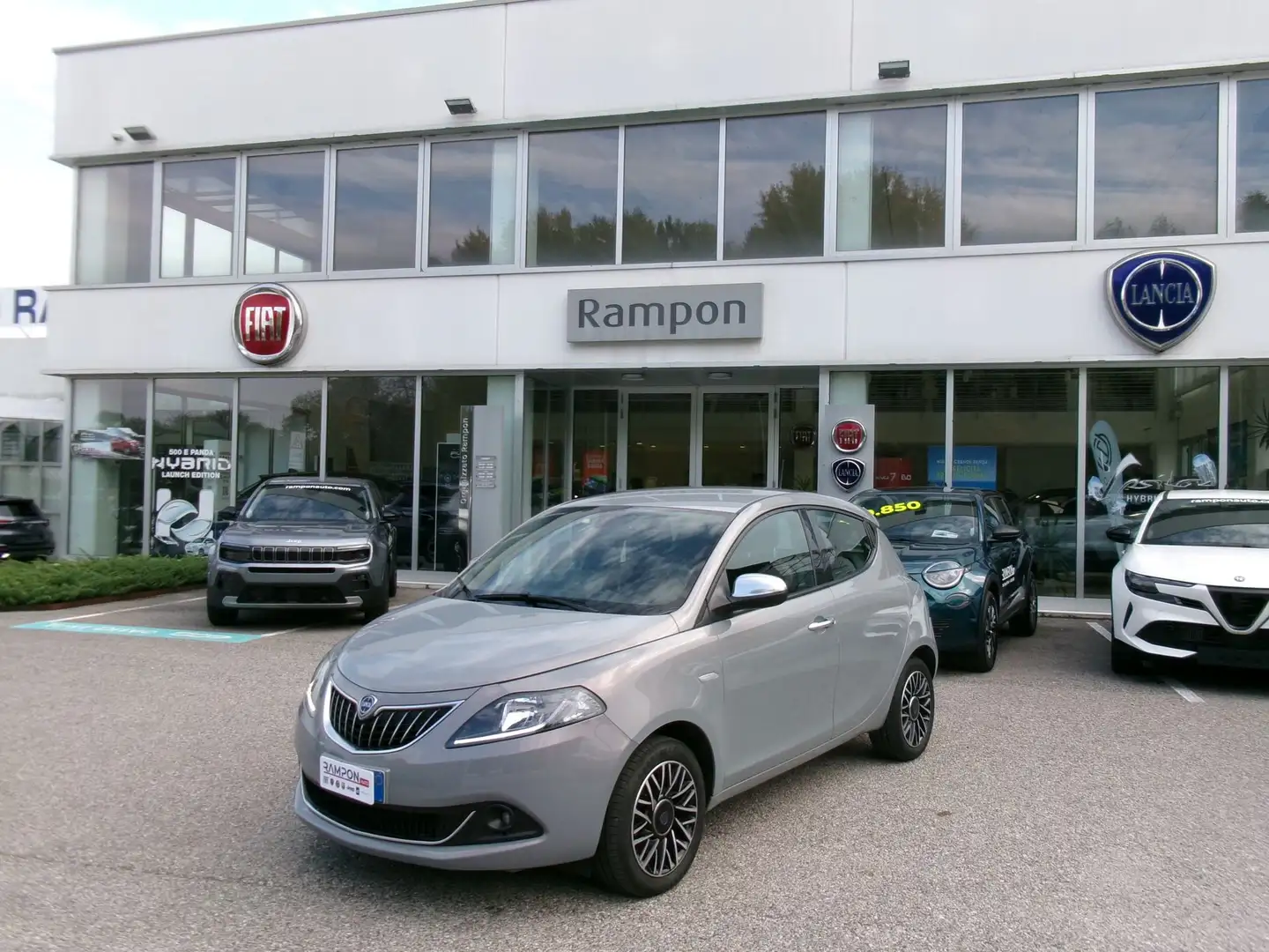 Lancia Ypsilon Ypsilon 1.0 FireFly 5 porte S&S Hybrid Ecochic A. Grijs - 1