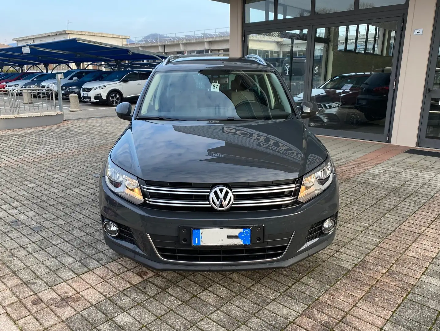 Volkswagen Tiguan 2.0 tdi bm Sport&Style Grijs - 2