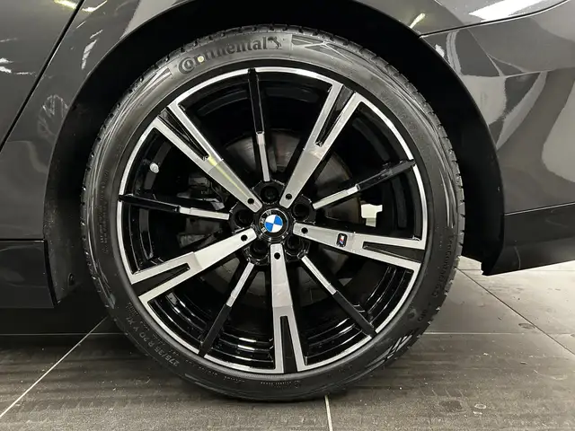 BMW 5 Series view 6