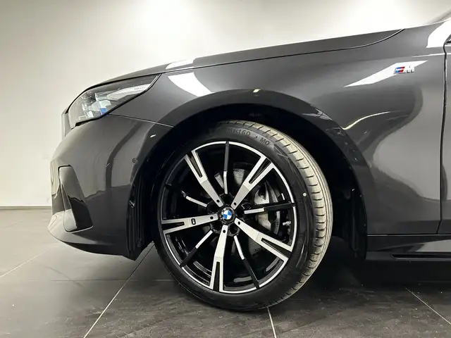 BMW 5 Series view 8