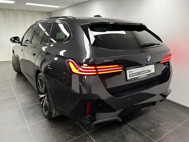 BMW 5 Series view 10