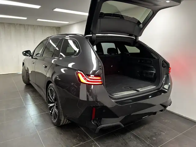 BMW 5 Series view 11