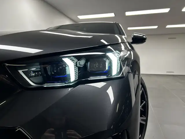 BMW 5 Series view 9