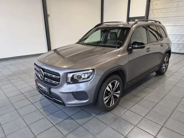 Mercedes-Benz GLB view 3