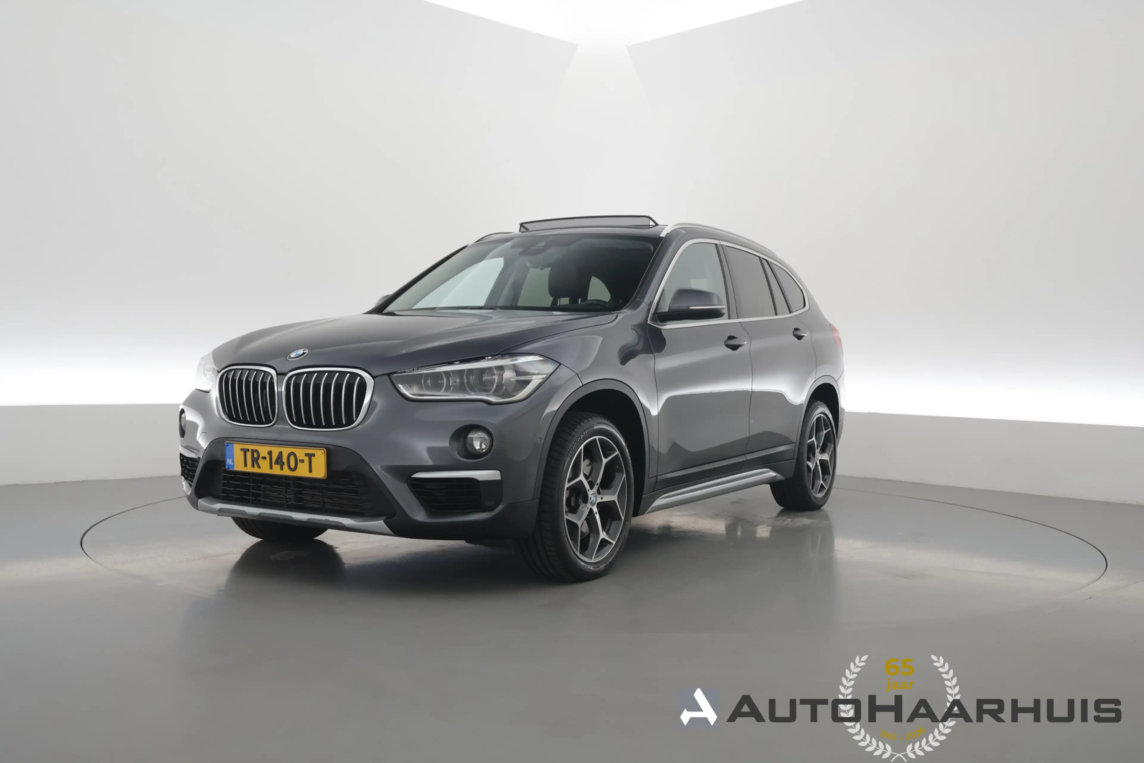 BMW X1 sDrive20i Orange Edition II | Rijklaar! | Navi | C