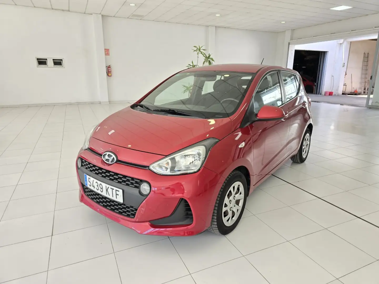 Hyundai i10 1.0 Go Plus Burdeos - 1
