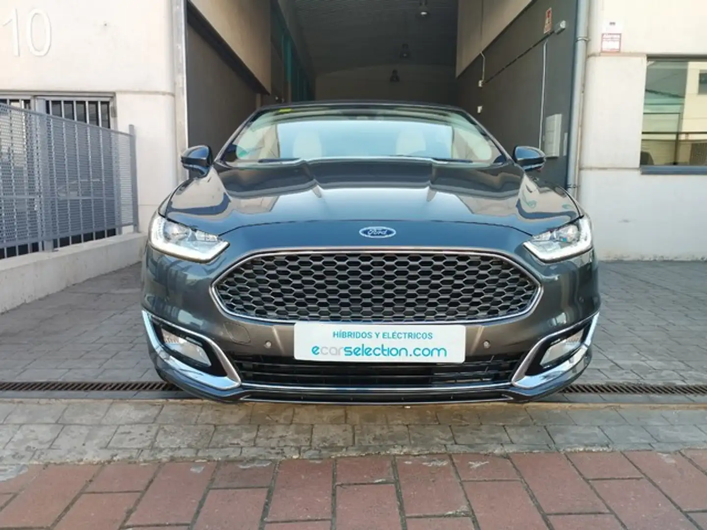 Ford Mondeo Vignale Sedán 2.0 HEV Срібний - 2