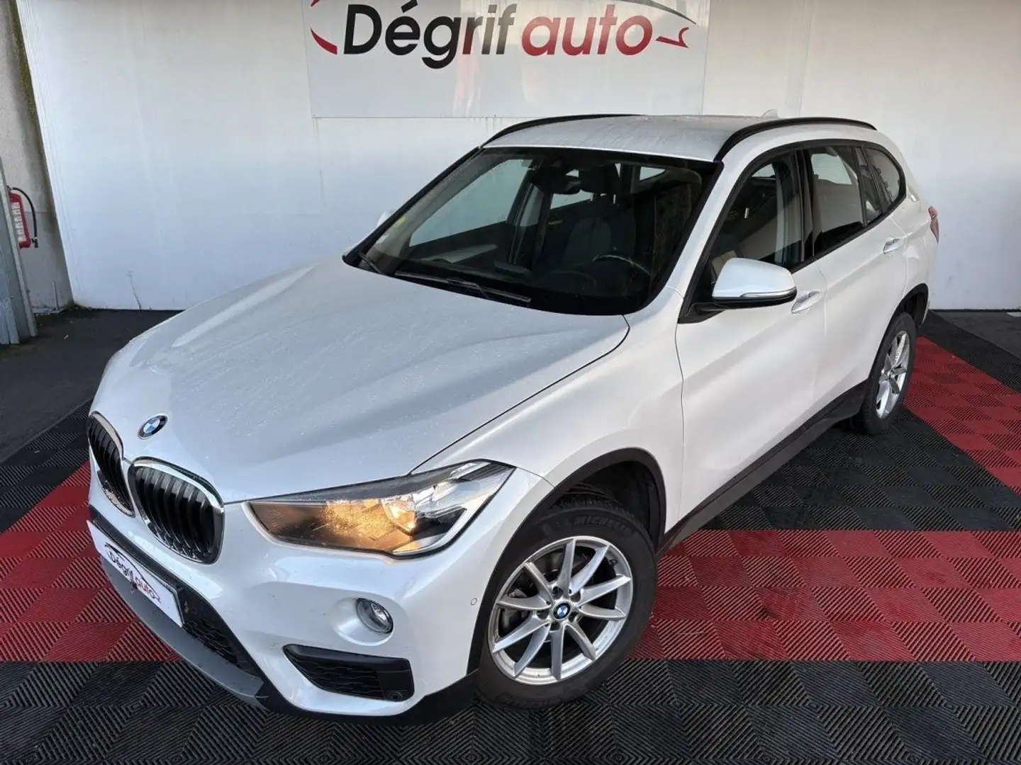 BMW X1 F48 sDrive 16d 116 ch Business Design Blanc - 1