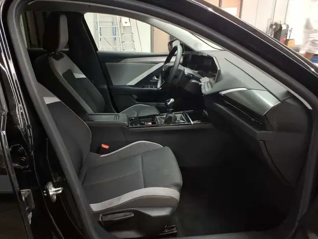 Opel Astra view 8