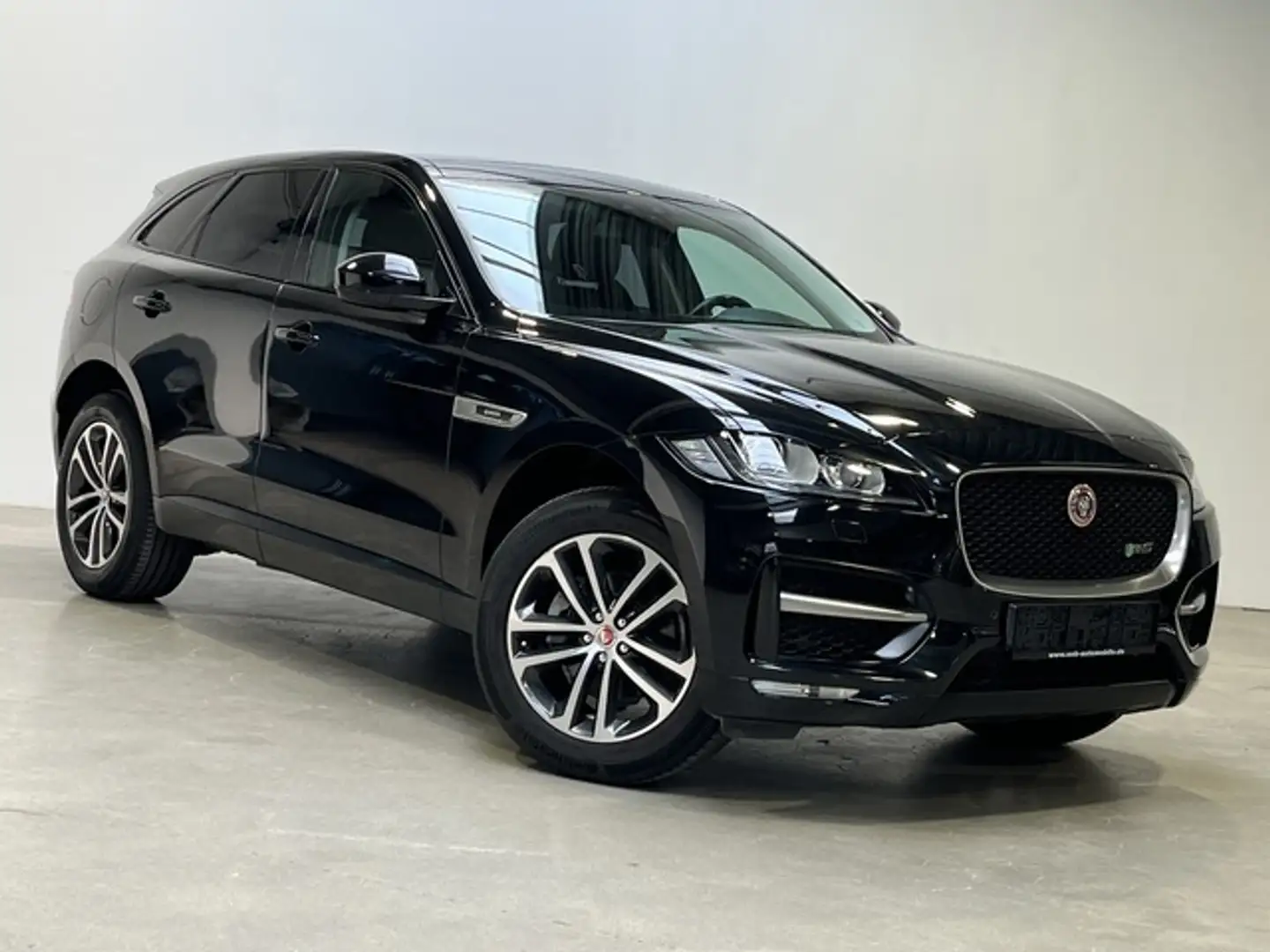 Jaguar F-Pace R-Sport Panorama Virtual Schwarz - 2