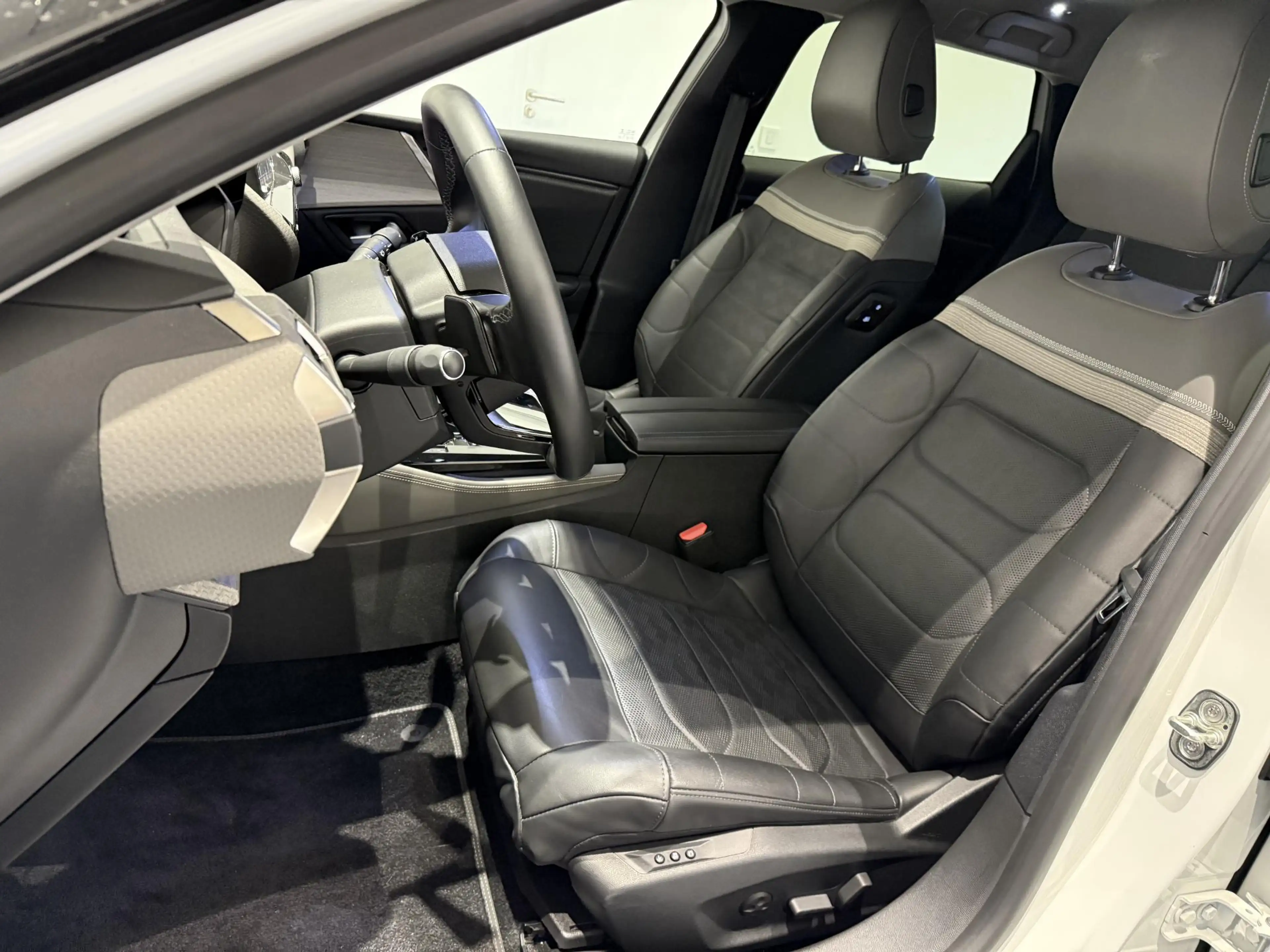 Citroen C5 X 1.6 Plug-in Hybrid Business Plus — photo 9