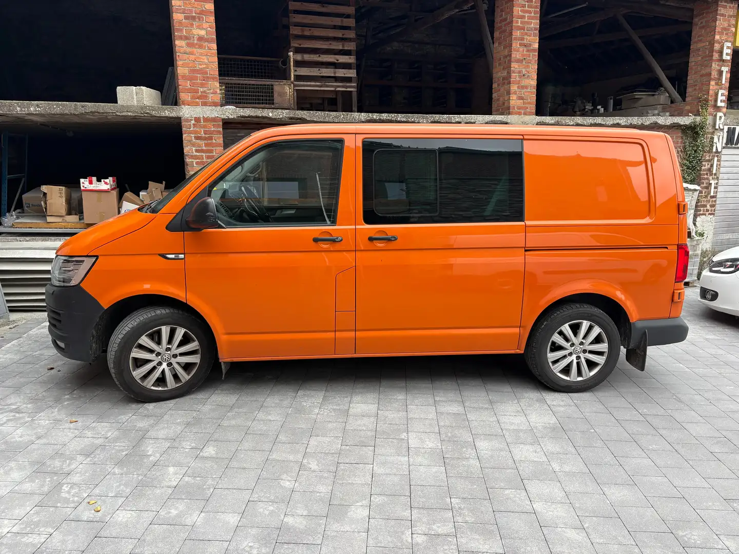 Volkswagen T6 Transporter 2.0 TDi SCR 4Motion BMT Baseline DSG Oranje - 1