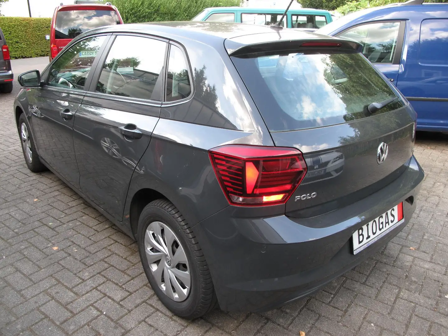 Volkswagen Polo 1.0 TGI BlueMotion 2xPDC 40 Liter Benzin Grijs - 2