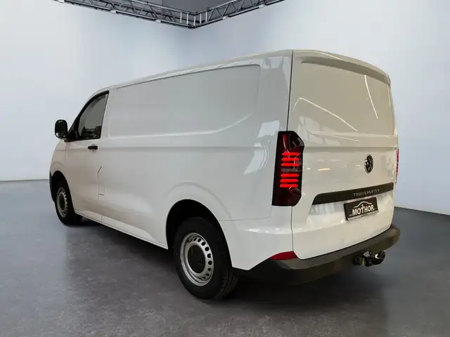 Volkswagen Transporter view 4