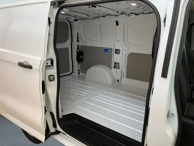 Volkswagen Transporter view 11